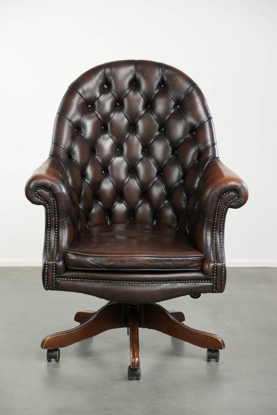 Image 1 of Silla de oficina Chesterfield antigua de piel de vaca marrón con ruedas, de lujoso estilo inglés.
