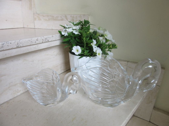 Image 1 of 2 Glaskrüge in Schwanenform, ein großer und ein kleiner, gleiches Muster, möglicherweise Walther-Glas, antik