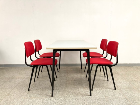 Image 1 of 4 sedie da pranzo Friso Kramer 'Revolt' dal design vintage + tavolo