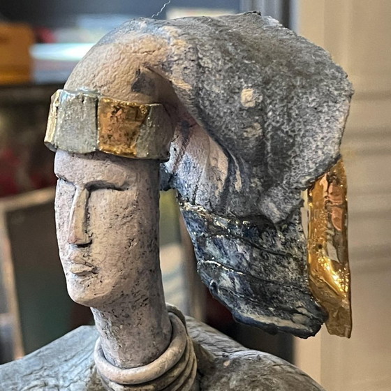 La Sculpture Céramique Le Guerrier en Émail et Dorure de Klara Reynders, 1987 – Ceramic, Surrealism (photo 4 of 18)