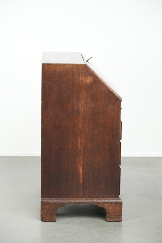 Image 1 of Elegante scrivania antica inglese in rovere del XVIII secolo.