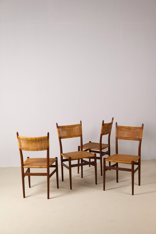Set van 4 Italiaanse eetkamerstoelen van teakhout en rotan.