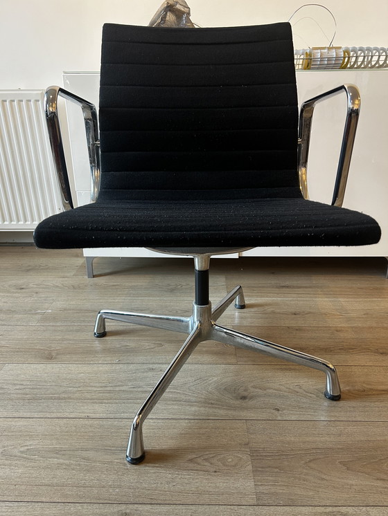 Image 1 of Vitra Eames 108 Hopzak Dry Stoelen. Der Preis ist pro Stück