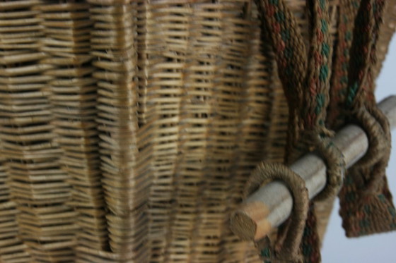 Image 1 of Cesta mochila antigua de mimbre tejido con correas originales y guías de madera — ca. 1880–1940