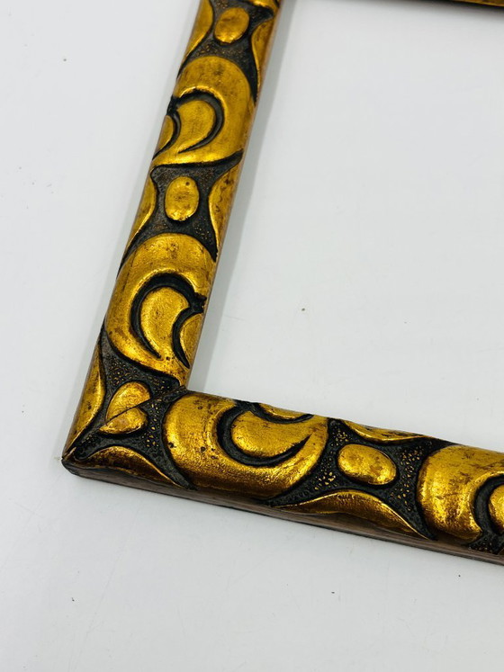 Image 1 of Cornice in legno brutalista con decorazioni dorate, 14x22