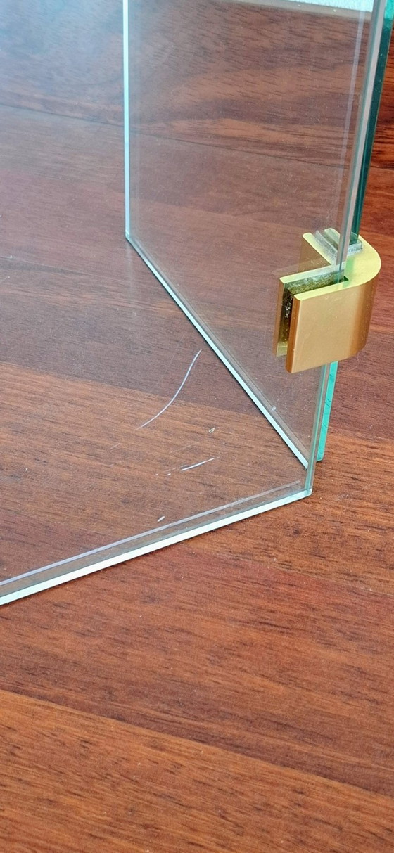 Image 1 of Table d'appoint vintage en plexiglas et verre avec détails en laiton, dans le style de Leon Rosen