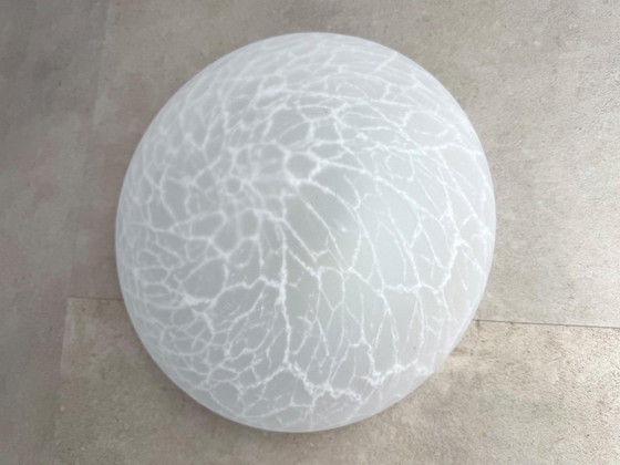 1x Plafonnier rond vintage en verre marbré blanc – Glass, Metal (photo 5 of 5)