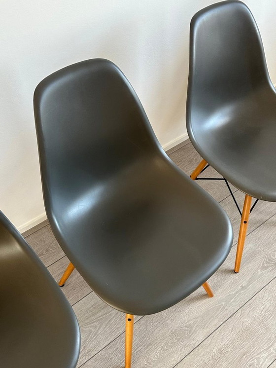 Image 1 of Juego de 4 sillas auxiliares Vitra Eames color gris oscuro
