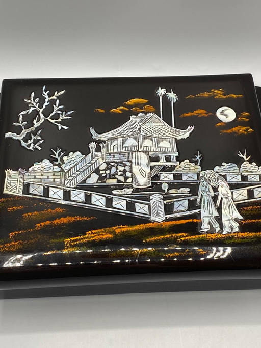 Black Lacquered Jewelry Box – Mother-of-Pearl Inlays – Pagoda Scene and Figures – decoratieve objecten, Silk (photo 2 of 7)