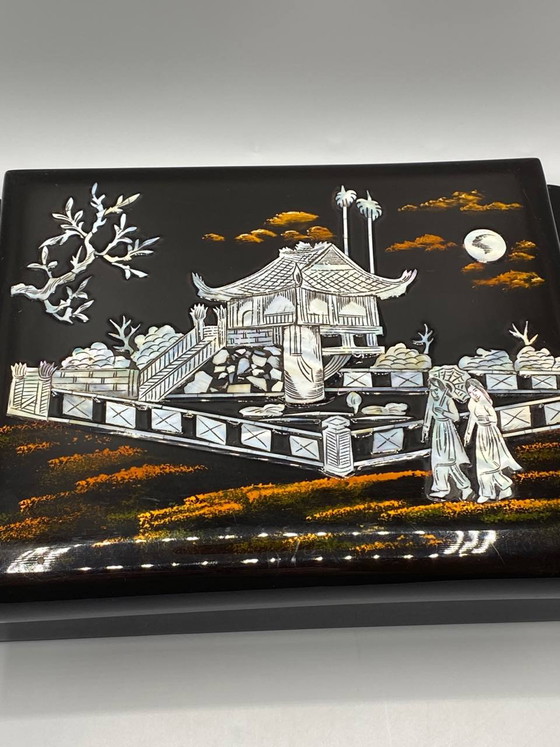 Black Lacquered Jewelry Box – Mother-of-Pearl Inlays – Pagoda Scene and Figures – Decorative Objects, Silk (photo 2 of 7)