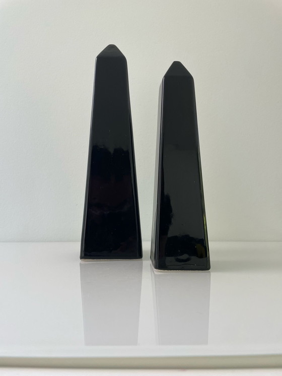 Image 1 of 1980er Jahre Satz von zwei Keramik-Obelisken, Memphis-Stil