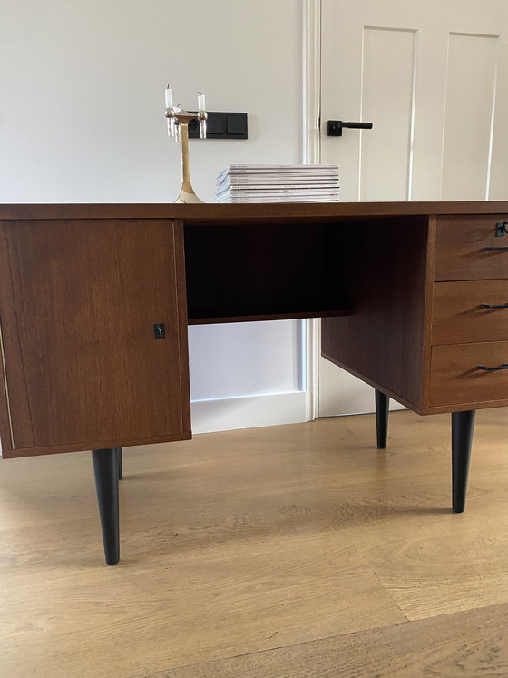 Image 1 of Escritorio antiguo de teca