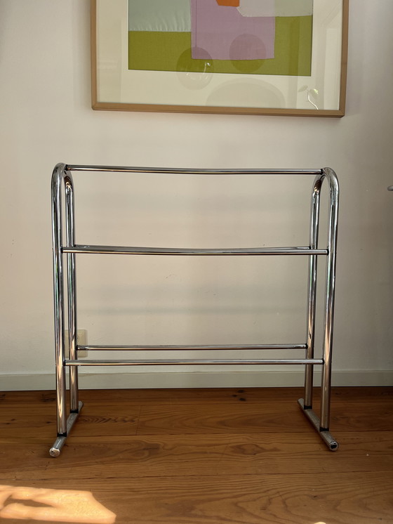 Image 1 of Scarpiera vintage con design a tubo cromato