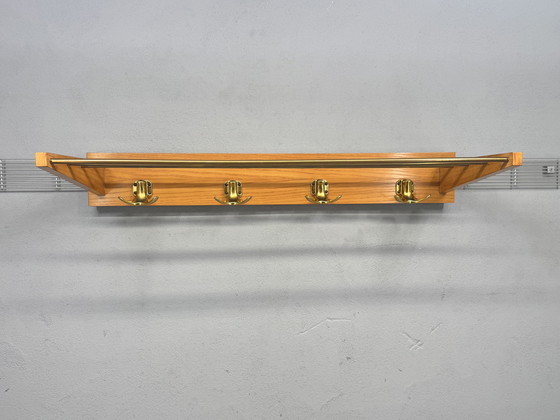 Image 1 of Appendiabiti vintage di metà secolo: legno e ottone, design senza tempo