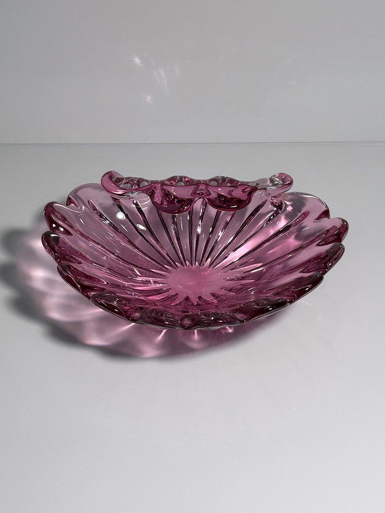 Image 1 of Grote vintage schelpvormige schaal van Formia Vetri Murano schelp cranberryglas fruitschaal Barovier Toso Zwaar Italië jaren 70
