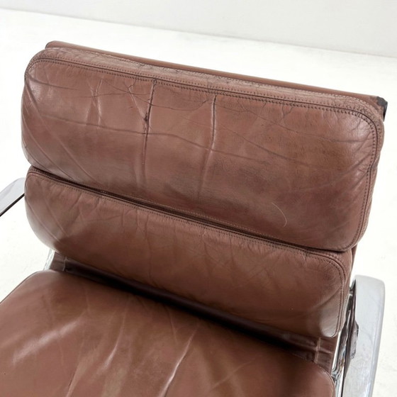 Image 1 of Bruine leren EA208 Softpad bureaustoel van C. & R. Eames voor Herman Miller, jaren 70.