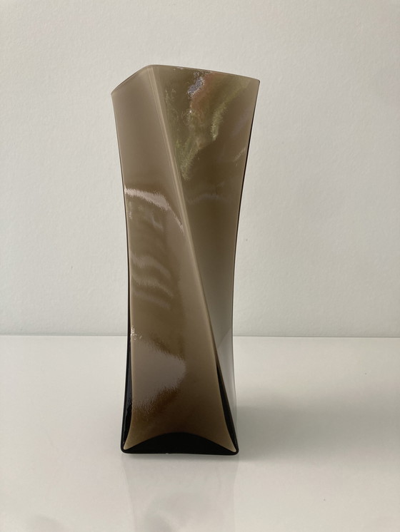 Image 1 of Getordeerd vaasje van bruin rookglas