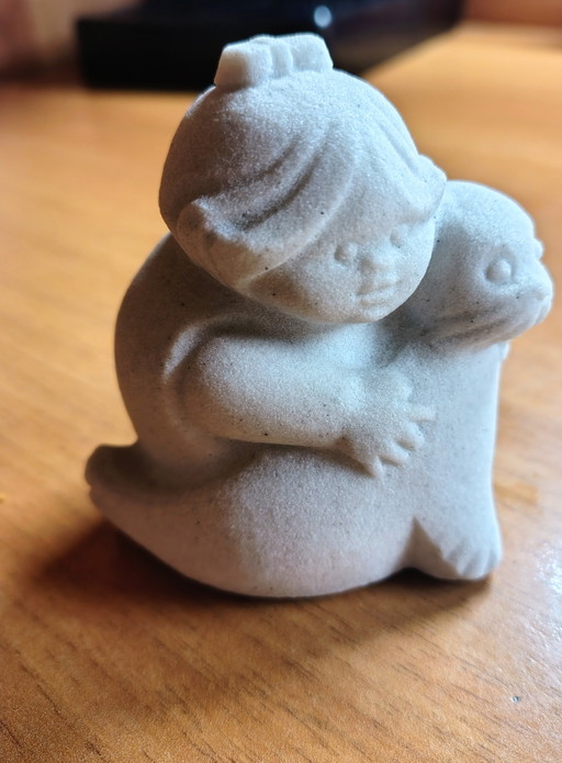 Escultura de piedra vintage de Marbell: Niña con foca (Bélgica, década de 1970)