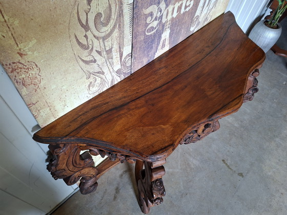 Image 1 of Tavolino/consolle antico in mogano intagliato a mano, dimensioni: 122x40 cm e 80 cm di altezza.