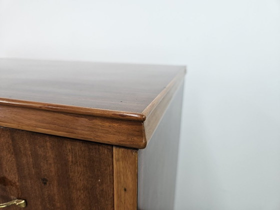 Image 1 of Commode des années 1950 recouverte de noyer avec poignées en laiton