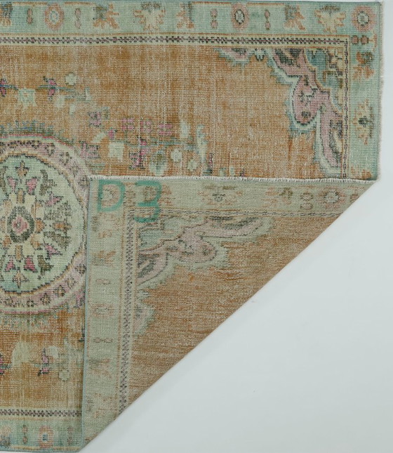 Tappeto turco vintage 240x156 cm – Tappeto in lana annodato a mano dai toni pastello tenui con motivo a (photo 9 of 10)