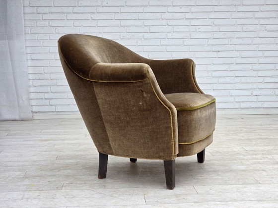 Image 1 of Fauteuil danois des années 1960, revêtement d'origine en velours vert.