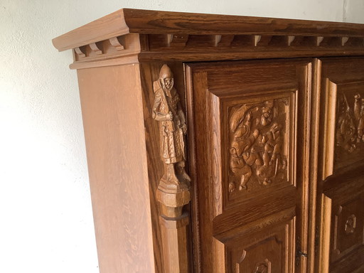 Meuble en chêne de caractère avec panneaux à tête de chevalier