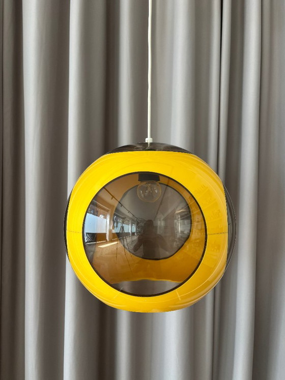 Lampada a sospensione vintage anni '70 a forma di UFO giallo con occhi di insetto, stile Space Age. (photo 13 of 14)