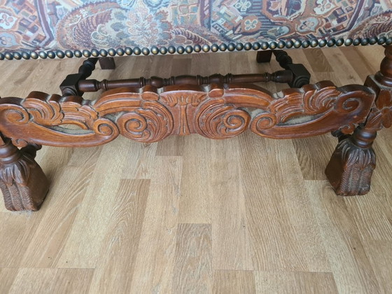 Image 1 of Sillón antiguo de madera noble con tapicería de tapiz.