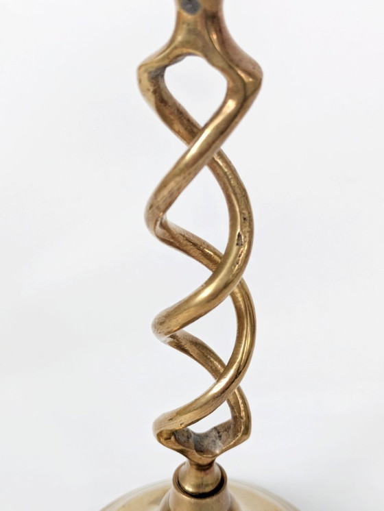 Image 1 of Set van 3 vintage messing kandelaars uit het midden van de 20e eeuw, verschillend van vorm met gedraaide en torsade-details.