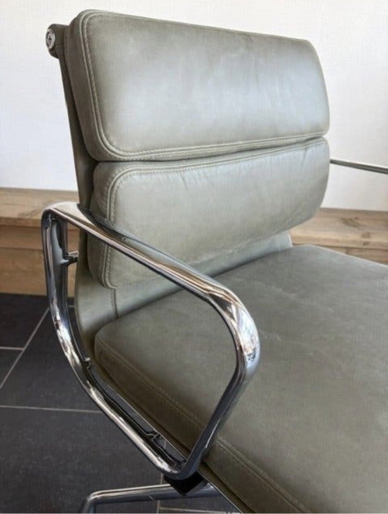 Neuer Vitra EA 217 Bürostuhl, olivgrünes Naturleder, Q4 2025 – Bürostühle, Aluminium, Chrome (photo 6 of 7)