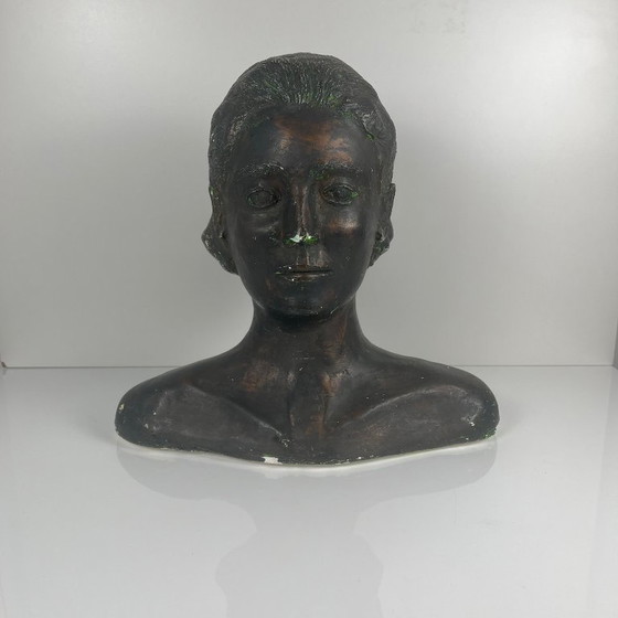 Image 1 of Neoclassicistische gipsen buste van een vrouw, vervaardigd door M. Mongey, 20e eeuw.