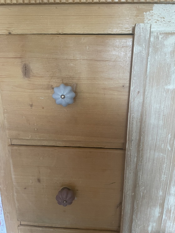 Auch ein alter Speckschrankrost ist vorhanden. – Wandschrank, Wood (photo 2 of 6)
