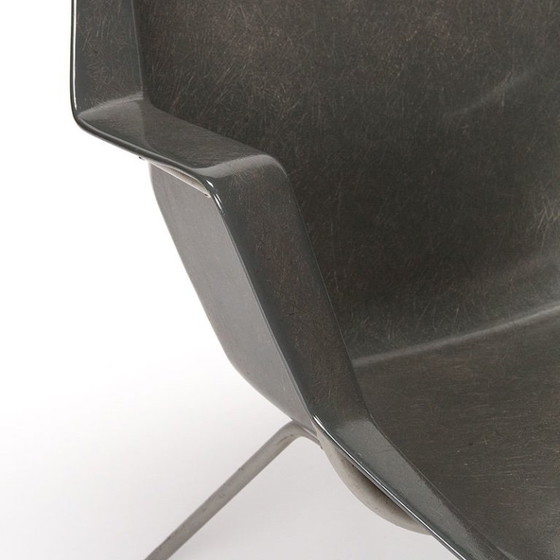 Image 1 of Wim Rietveld y Andre Cordemeyer modelan el sillón 416