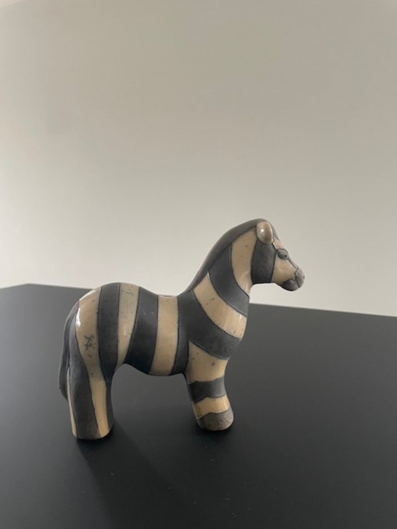 Image 1 of Estatua de cebra de cerámica raku – diseño artesanal