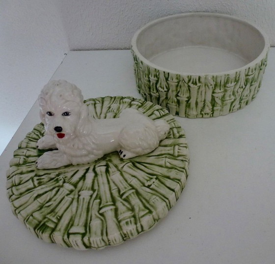 Image 1 of Vintage Italiaanse keramieken doos met bovenop een poedel.