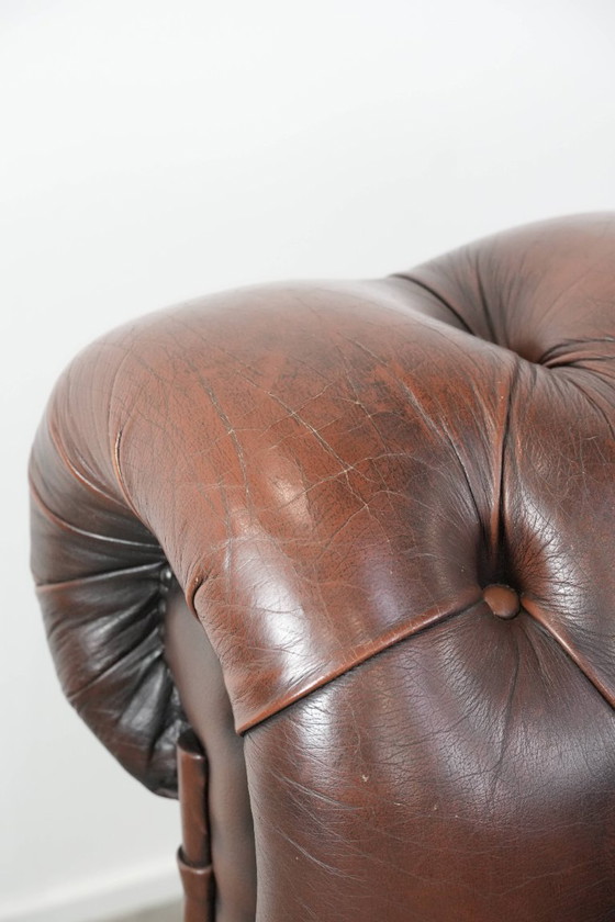 Image 1 of Canapé Chesterfield vintage 2 places en cuir de vachette marron foncé, de style anglais