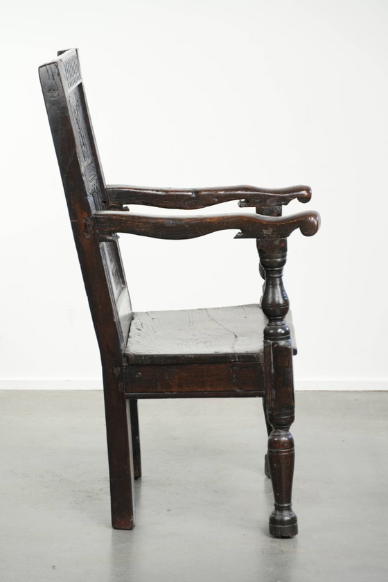 Image 1 of Chaise anglaise ancienne en chêne / Chaise à lambris du XVIIe siècle, ornée de magnifiques sculptures et détails en bois.