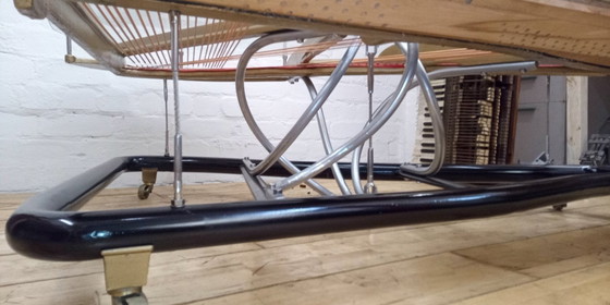 Image 1 of Zwevende babyvleugel salontafel – een uniek kunstwerk dat de aandacht trekt.