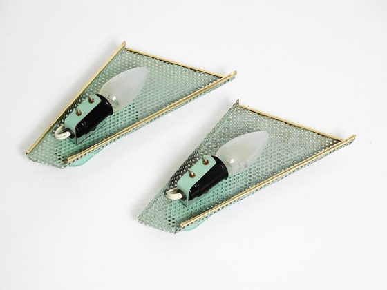Image 1 of Ein Paar wunderschöne mintgrüne Wandlampen im Mid-Century-Modern-Stil aus perforiertem Blech mit Plexiglasschirmen