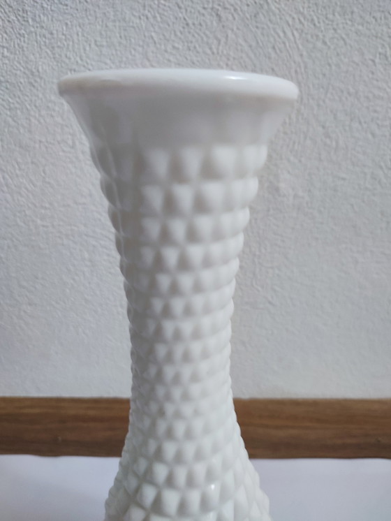 Image 1 of Seventies Retro Witte opaline wit glas glazen vaas diamant patroon 