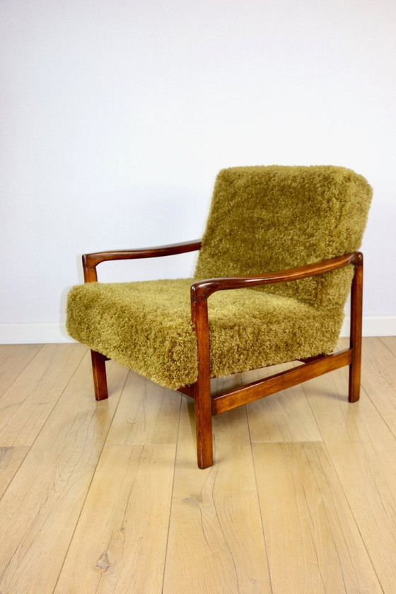 Image 1 of Fauteuil vintage en bois marron kaki/olive à poils longs en forme de renard par Z. Bączyk - 2 exemplaires disponibles