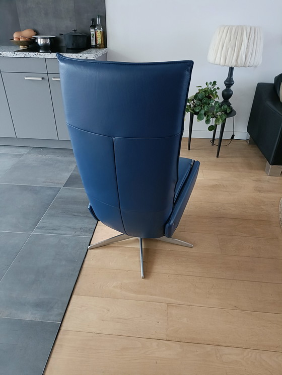 Image 1 of Poltrona relax in pelle blu.