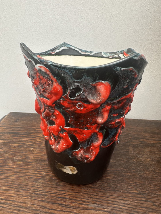 Image 1 of Fat Lava Vaas Rood en Mat Zwart H 17 cm - Toegeschreven aan Vallauris