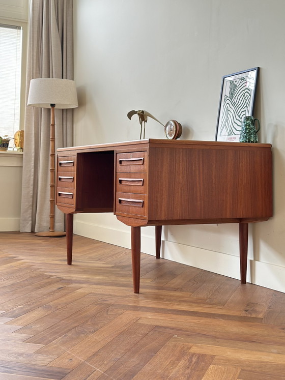 Image 1 of Scrivania dal design vintage in legno di teak danese, anni '50/'60/'70