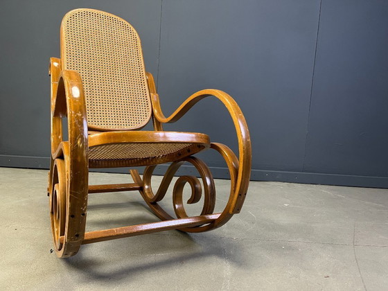 Image 1 of Fauteuil à bascule vintage en bois courbé et toile de canne, années 1960