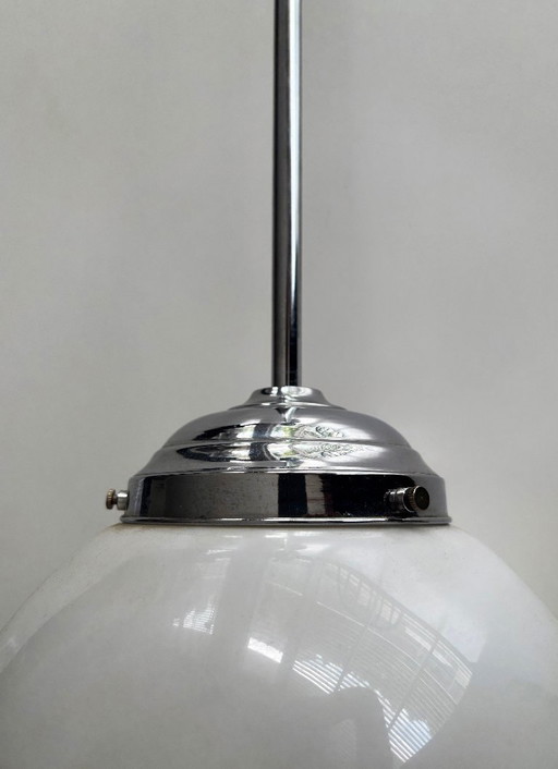 Lampada a sospensione sferica vintage in stile Bauhaus, in vetro opalino e cromo. – hanglampen, Chrome, Glass (photo 2 of 6)