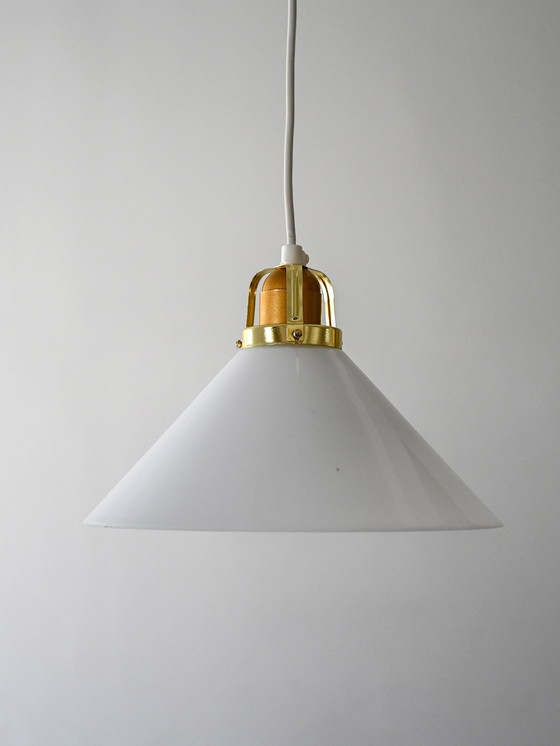 Image 1 of Scandinavische hanglamp uit 1950 van glas en messing