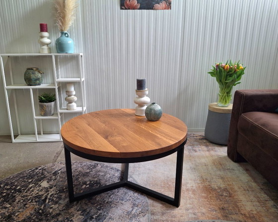 Image 1 of Nueva y robusta mesa de centro de roble macizo y base de metal.