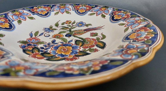 Image 1 of Un plato de pared policromado Royal Tichelaar Makkum pintado a mano de época.